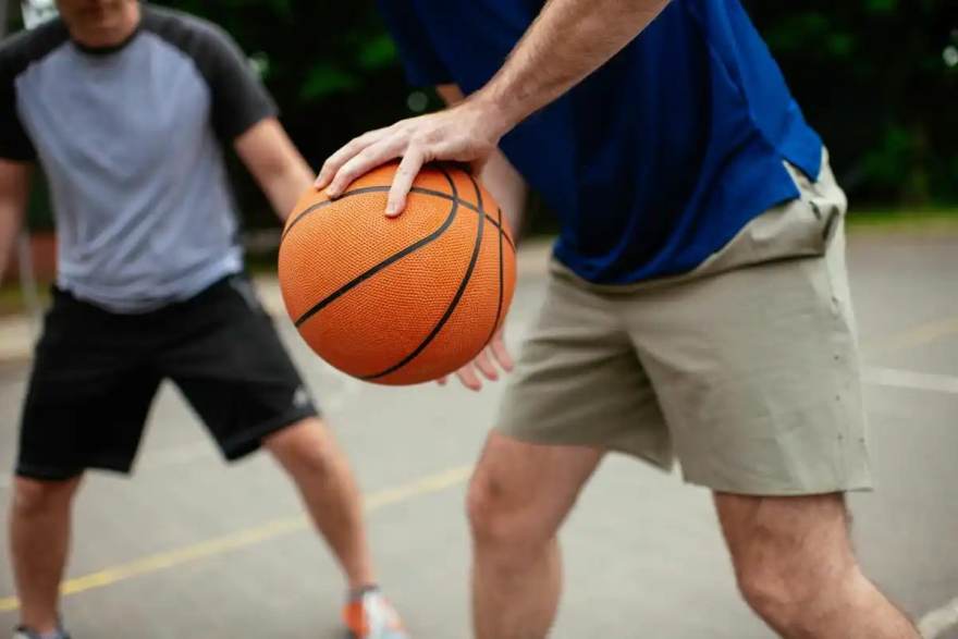 看球吧 - NBA赛季中段的体能管理：背靠背比赛中的轮换与恢复